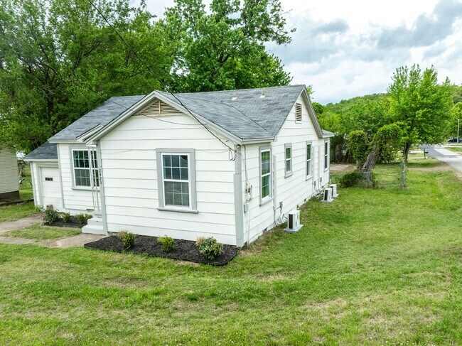 Building Photo - Freshly Updated House