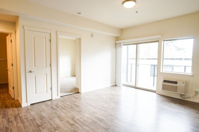 Foto del edificio - Great 1 Bdr w/Washer/Dryer and Private Balcony!