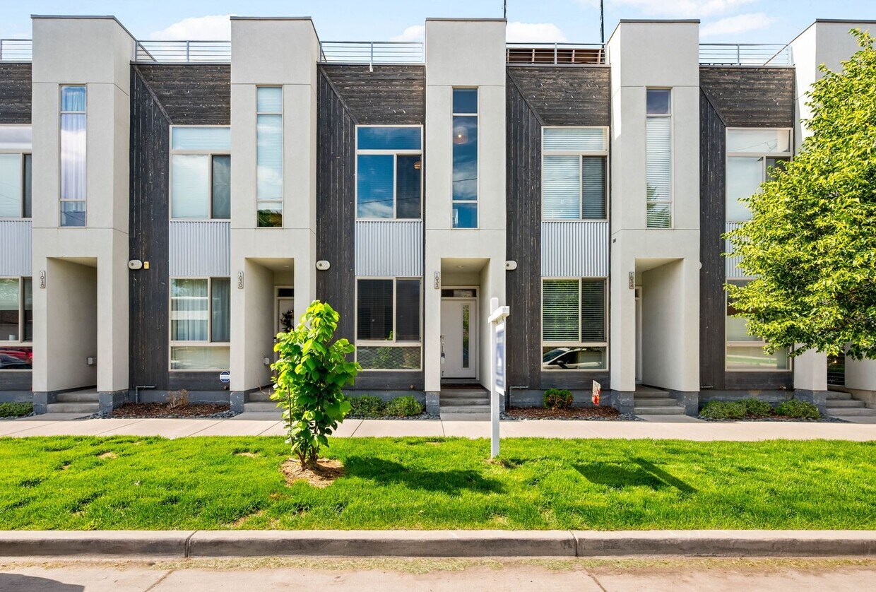 Foto principal - Modern 2BD, 2BA LoHi Townhome with Rooftop...