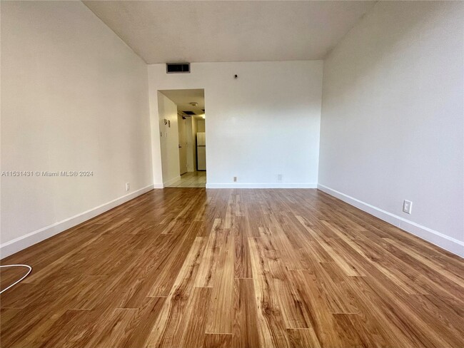 Building Photo - 520 Brickell Key Dr