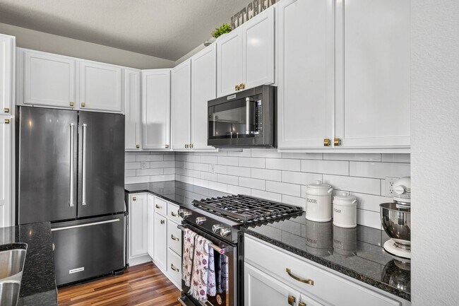 Building Photo - Updated townhome in trendy Midtown neighbo...