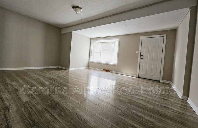 Building Photo - 108 Miller St