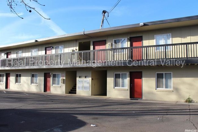 Building Photo - Spacious Modesto 2 Bedroom 1 Bath Apartment