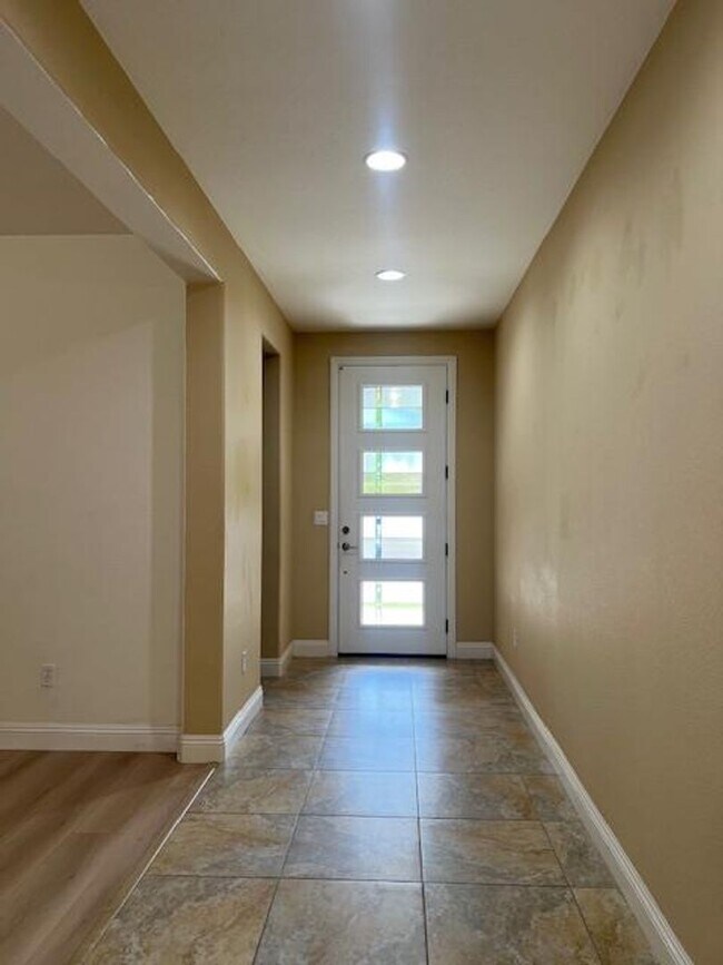 Foto del edificio - STUNNING & SPACIOUS 4 BEDROOM IN W. ROSEVI...