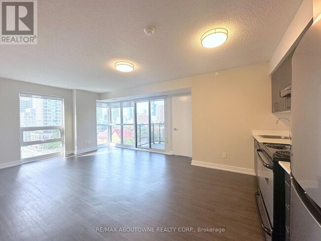 Building Photo - 561 Sherbourne St