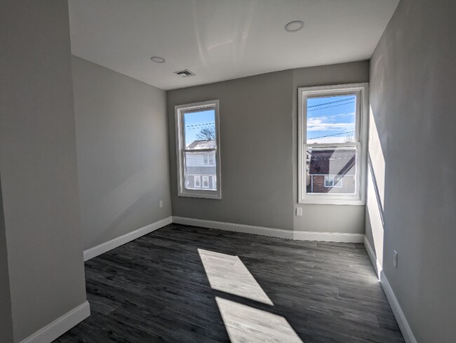 Foto del edificio - 811 Bacheller Ave