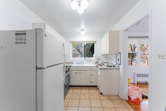 Building Photo - 6035 N Damen Ave