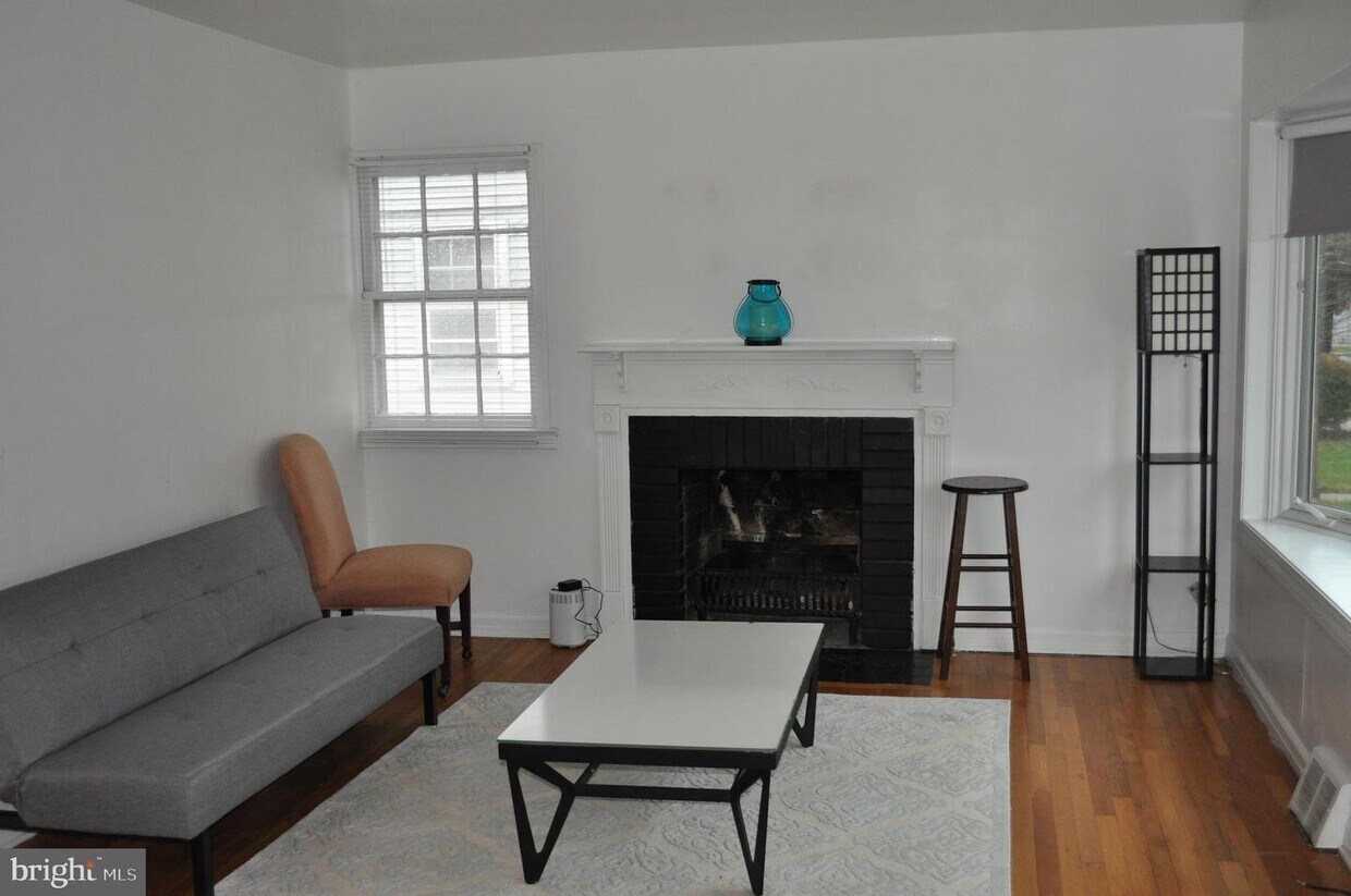 Primary Photo - 9809 Montauk Ave