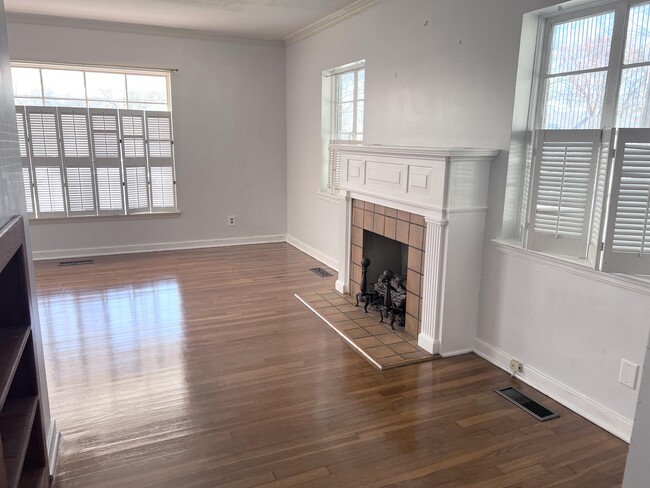 Foto del edificio - 210 Crestwood St