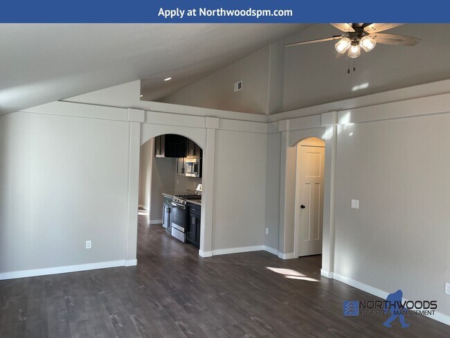 Foto del edificio - Newer 3 Bedroom 2 Bath Home-Large Fully Fenced Back Yard.