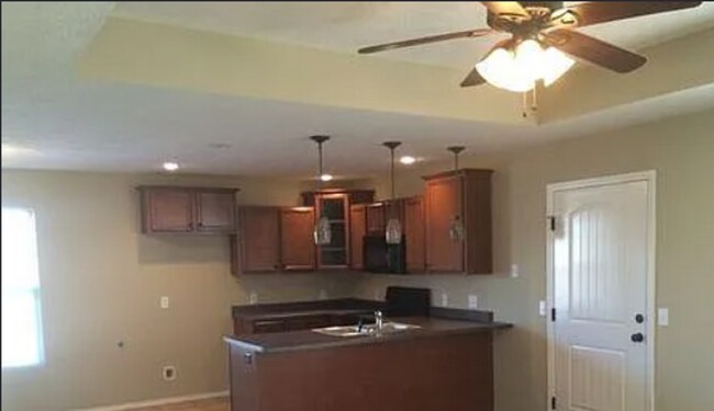 Foto del edificio - 3 Bed, 2Bath, 2 Car Garage, with Fenced in Yard!!