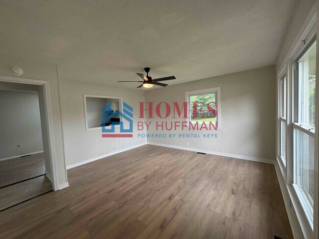Foto del edificio - Three bedroom House | Detached Garage