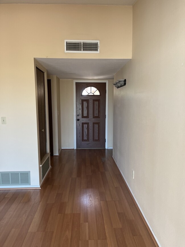 Building Photo - 2 bed 1 bath washer/dryer