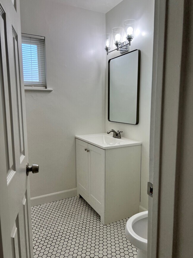 Bathroom - 2516 Drake St