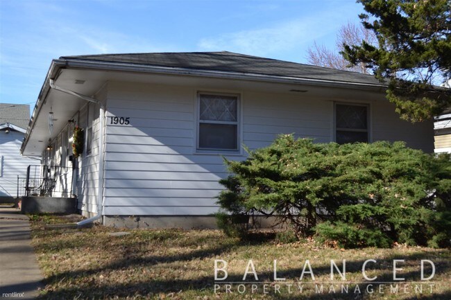 Building Photo - 2 br, 1 bath Duplex - 1905 SW Lane St Unit B