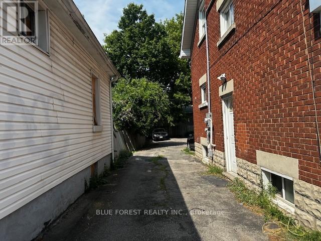 Photo du bâtiment - 379 Wharncliffe Rd S