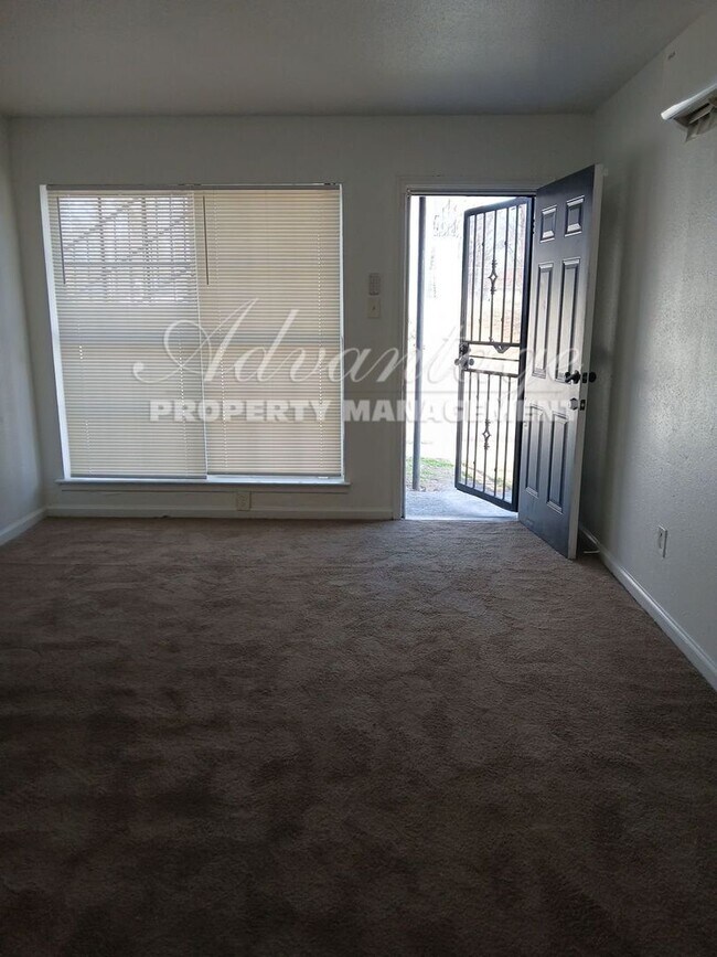 Foto del edificio - Freshly Updated 2 Bedroom 1 Bath | 1st Mon...