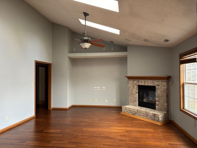 Building Photo - 3-Bed 2-Bath Fenced Yard Ranch Home