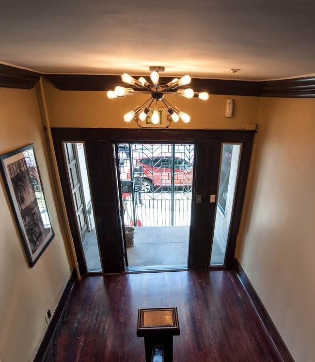 Foto del edificio - 445 E 3rd St