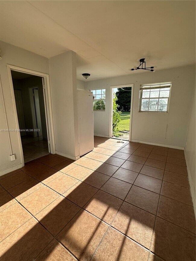 Foto del edificio - 302 NW 7th Ct