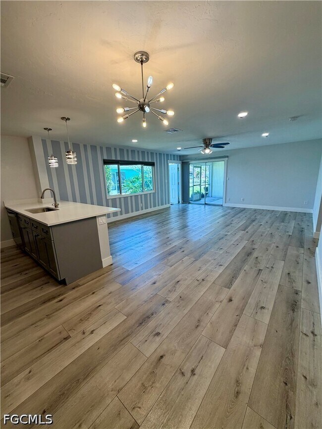 Foto del edificio - 3032 SE Santa Barbara Pl