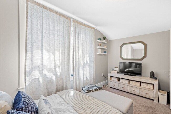 Foto del edificio - Sensational 2 bedroom home in Beechview available May 1!