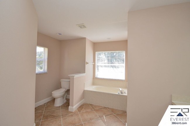 Building Photo - 25 Rainbrook Dr