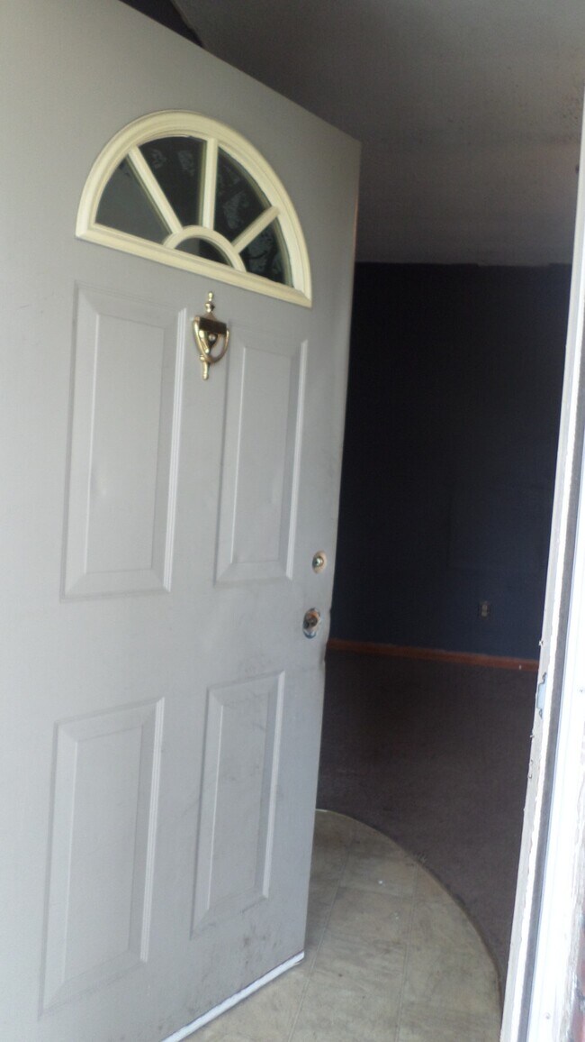 Building Photo - 8 Elm Street, Unit 1/2