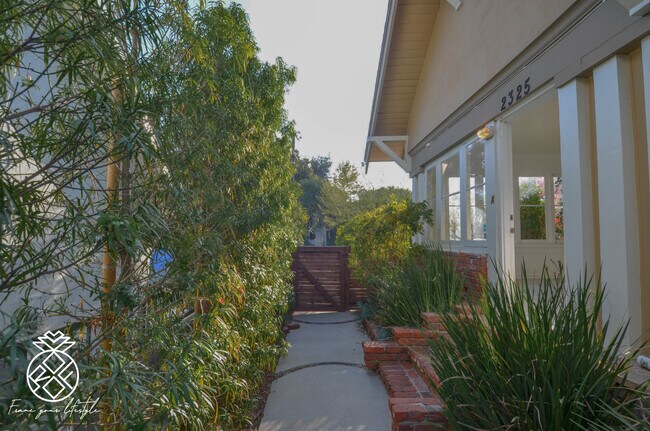 Building Photo - 2325 Cove Ave