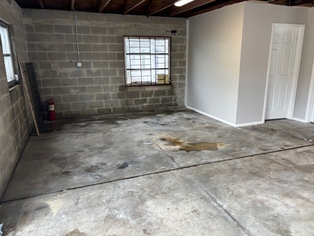 Building Photo - 113 NE Lincoln Cir N