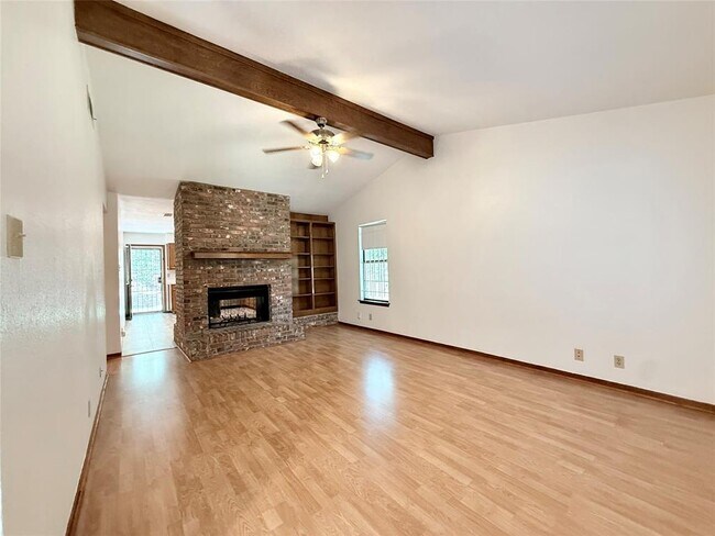 Building Photo - 3900 Knollwood Dr