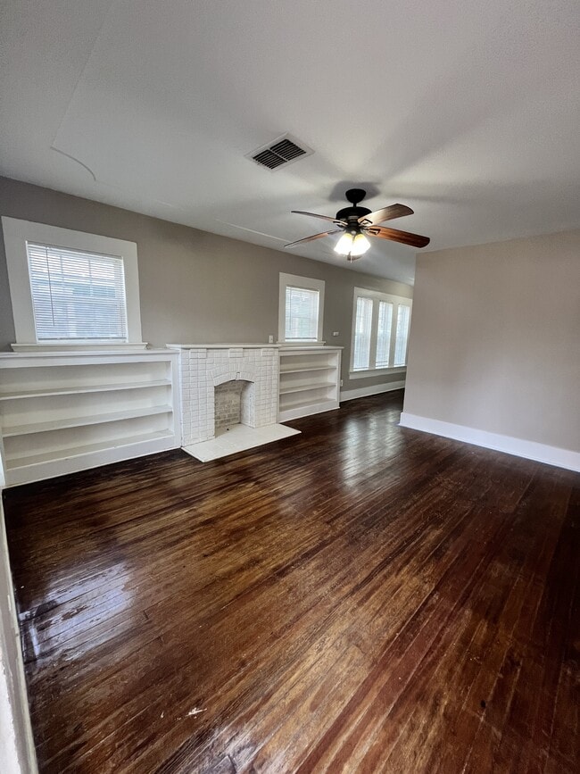 Building Photo - 916 N Austin St