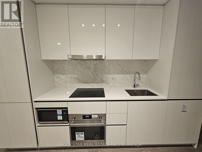 Photo du bâtiment - 8 Interchange Wy