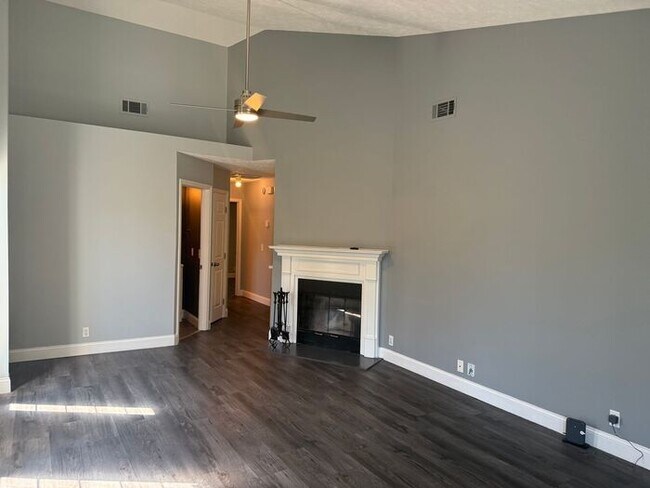 Foto del edificio - Cute Two Bedroom House in Donelson - Garage & Fenced Backyard