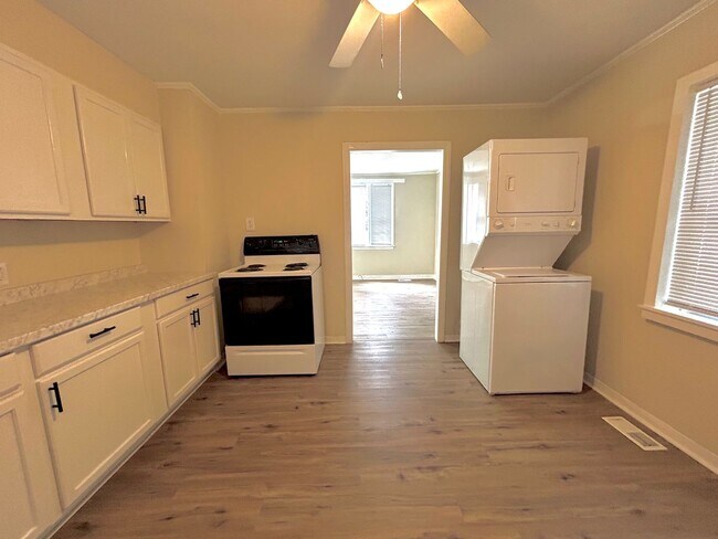Foto del edificio - Beautifully remodeled 2-bedroom, 1-bathroom home with a perfect blend of comfort and convenience