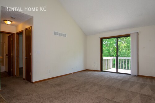 Foto del edificio - 3-bed 2-full-bath Duplex w/Double Garage  ...