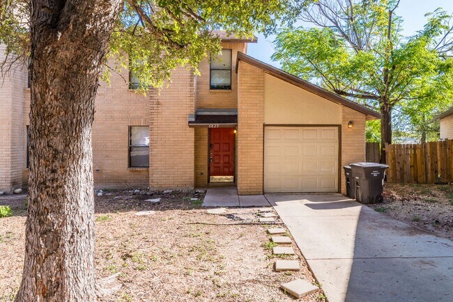 Foto del edificio - 3-BEDROOM TOWNHOME IN NORTHSIDE ISD