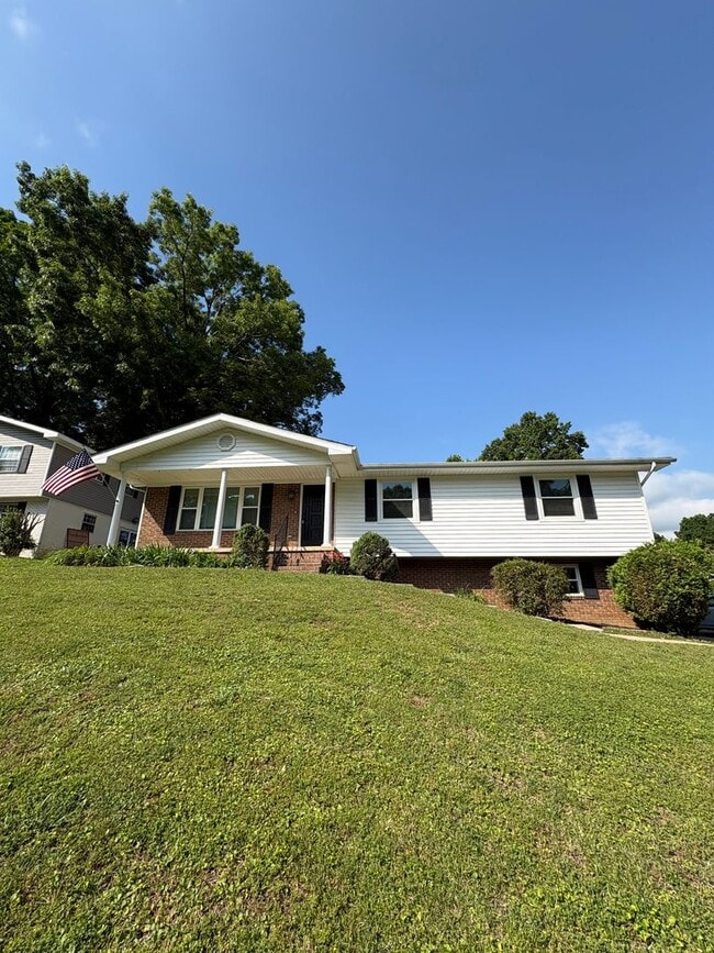 Building Photo - 1600 Lisa Lynn Dr