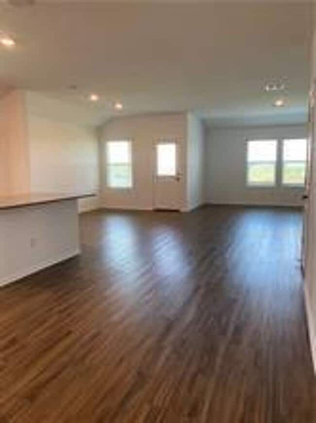 Building Photo - Open floorplan