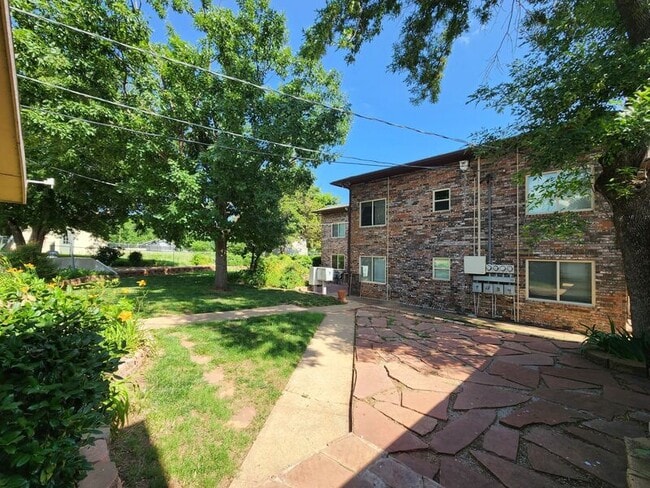 Building Photo - 1015 E Hurd St