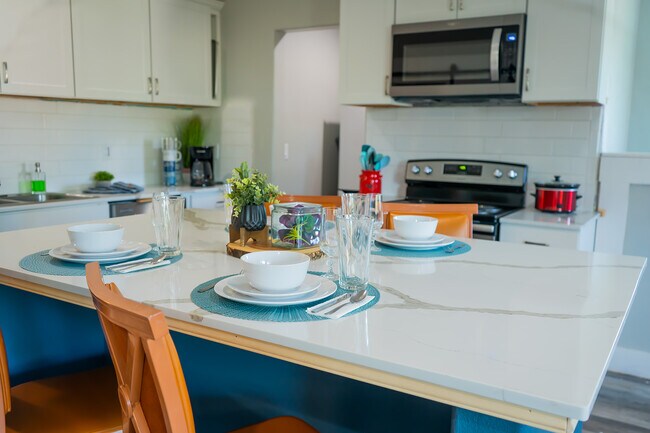 Cocina con vista a la despensa - 2261 Marlboro Dr