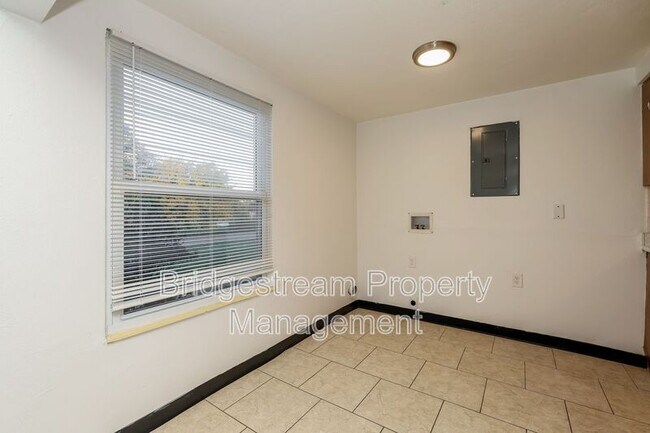 Building Photo - 146 Forest St