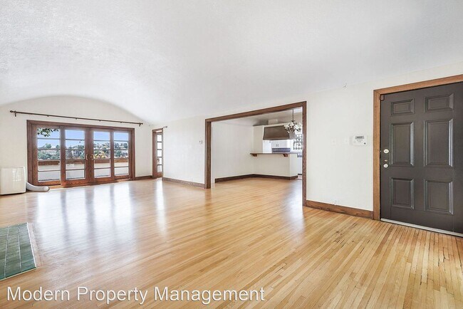 Building Photo - This gorgeous property is in the very desi...