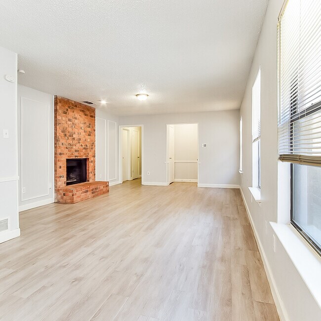 Building Photo - 2404 Kingsford Ct