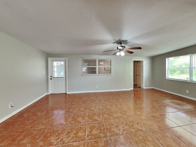 Foto del edificio - Updated 4/2 Home W Fenced Yard!