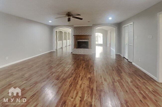 Building Photo - 16915 Misty Creek Dr