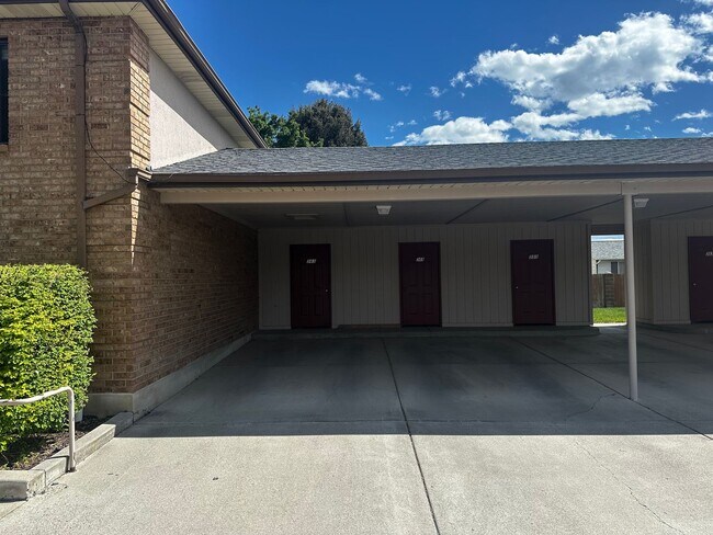 Building Photo - 2 Bedroom Apartment