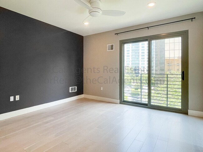 Foto del edificio - 438 W Grand Ave