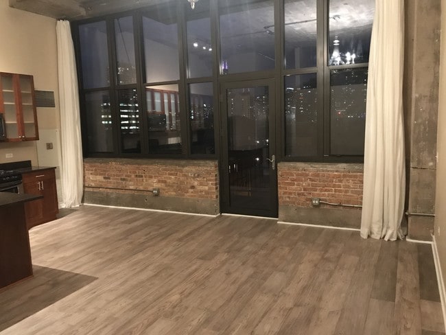 Living room - 320 E 21st St