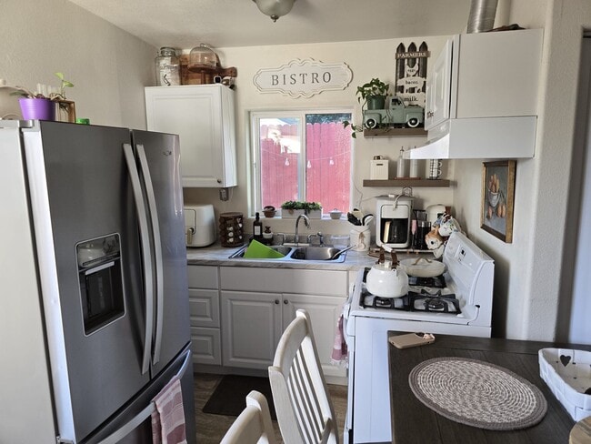 kitchen - 4758 Walnut Ave